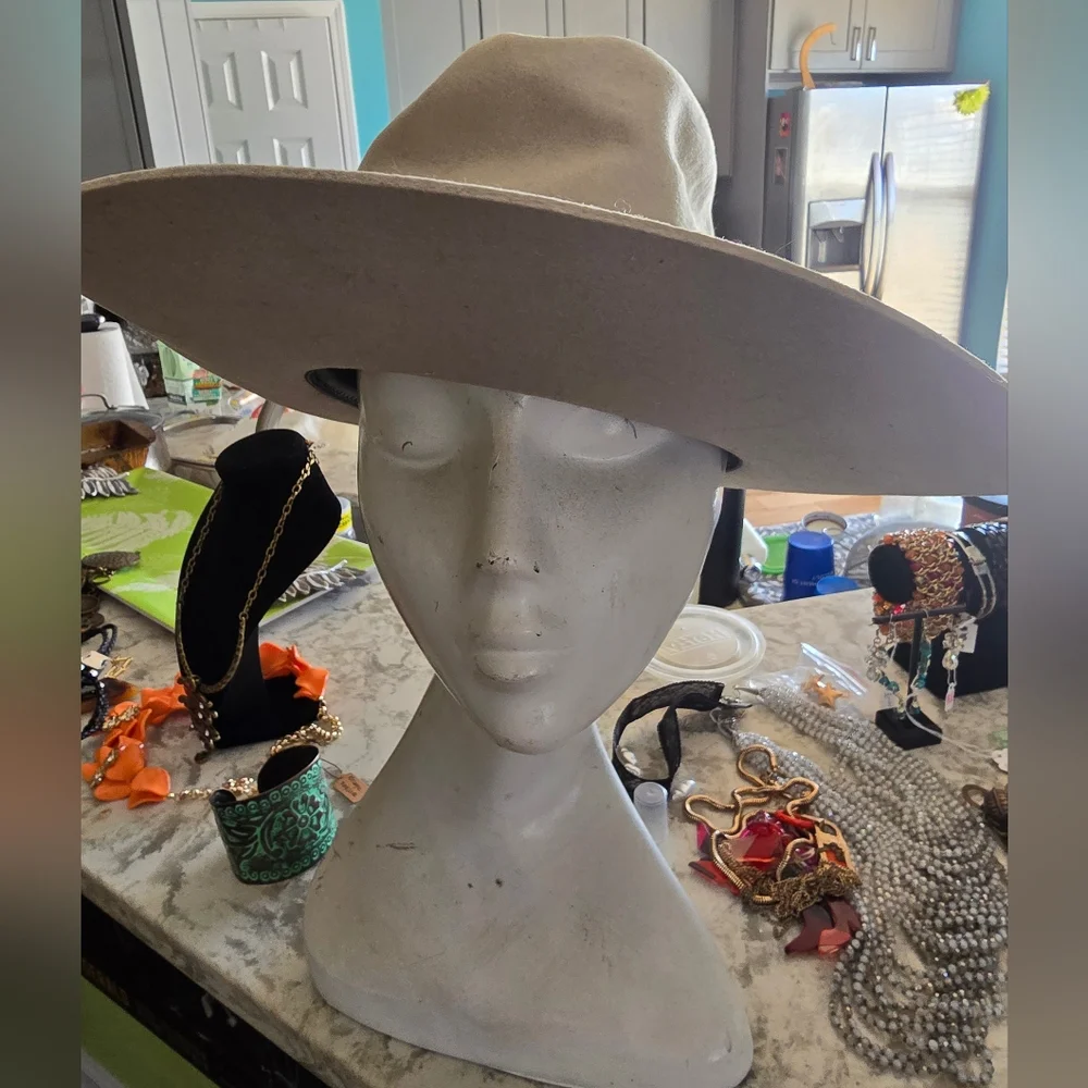 Elegant Eddy Cream Wool Wide-Brim Hat